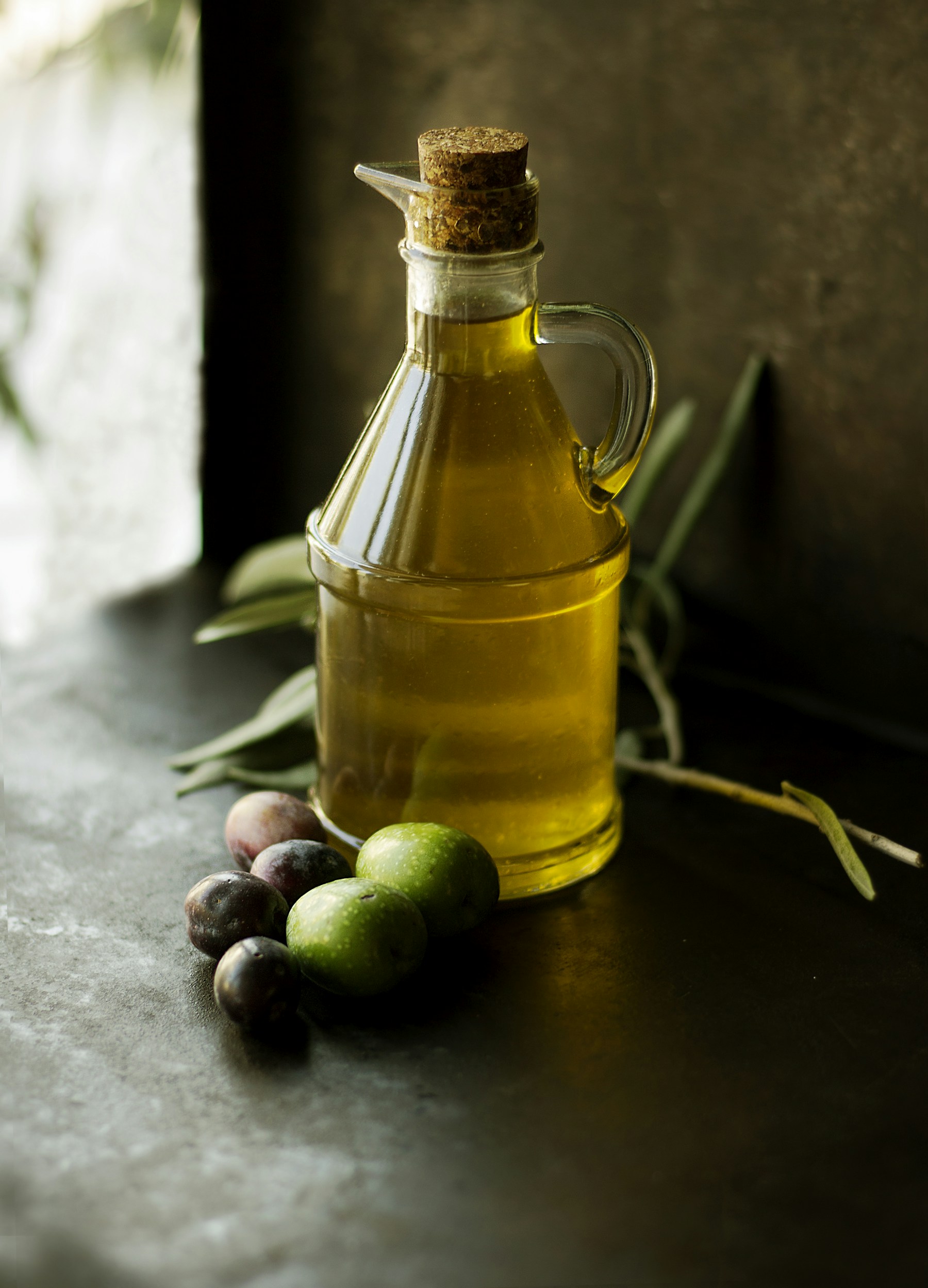 Garrafa de azeite de oliva com azeitonas